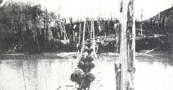 Acarreo de lana en puente sobre el río Ñadis, Aysén, hacia 1920