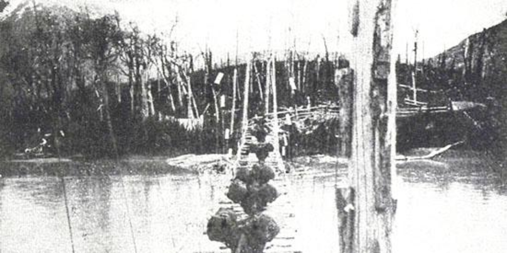 Acarreo de lana en puente sobre el río Ñadis, Aysén, hacia 1920