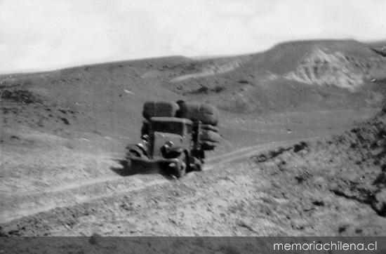 Camión en la ruta Chile Chico-Perito Moreno, década de 1940