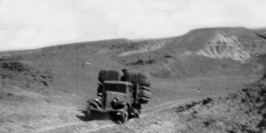 Camión en la ruta Chile Chico-Perito Moreno, década de 1940