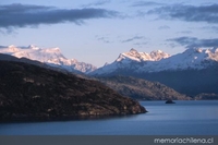 Lago General Carrera en Puerto Guadal, con monte San Valentín al fondo, 2001