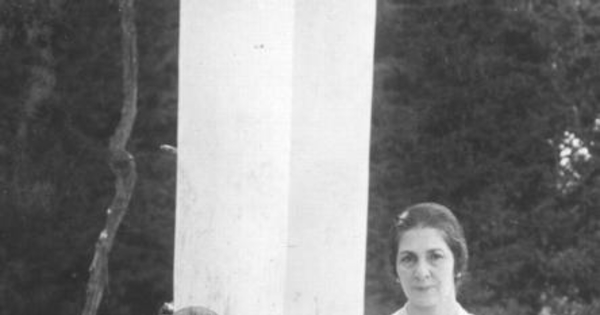 Jaime Eyzaguirre y su madre Amelia Gutiérrez, 1925