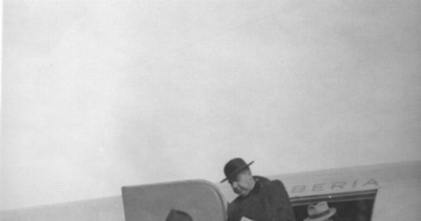 Jaime Eyzaguirre en el aeropuerto de Barajas, Madrid, 1947