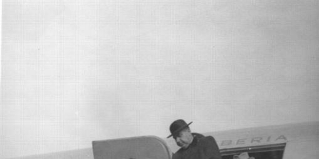 Jaime Eyzaguirre en el aeropuerto de Barajas, Madrid, 1947
