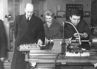 Jaime Eyzaguirre y su esposa Adriana Philippi en una fábrica de Madrid, 1947
