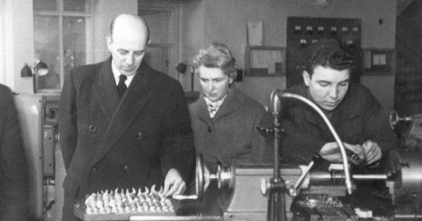 Jaime Eyzaguirre y su esposa Adriana Philippi en una fábrica de Madrid, 1947