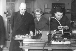 Jaime Eyzaguirre y su esposa Adriana Philippi en una fábrica de Madrid, 1947