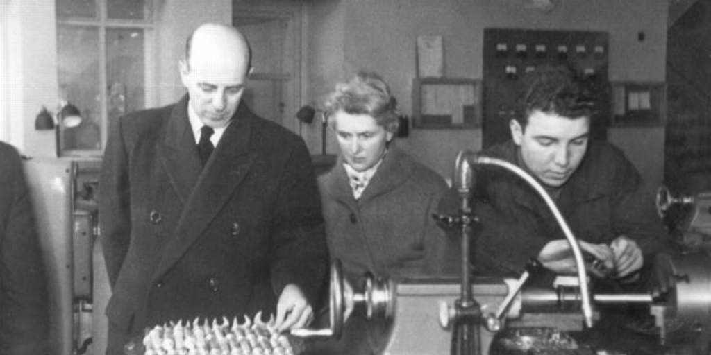 Jaime Eyzaguirre y su esposa Adriana Philippi en una fábrica de Madrid, 1947