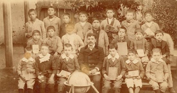 Grupo de alumnos con su profesor, 1905