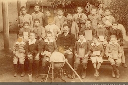 Grupo de alumnos con su profesor, 1905