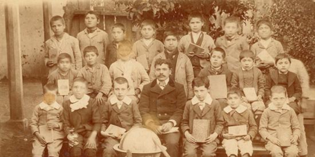 Grupo de alumnos con su profesor, 1905