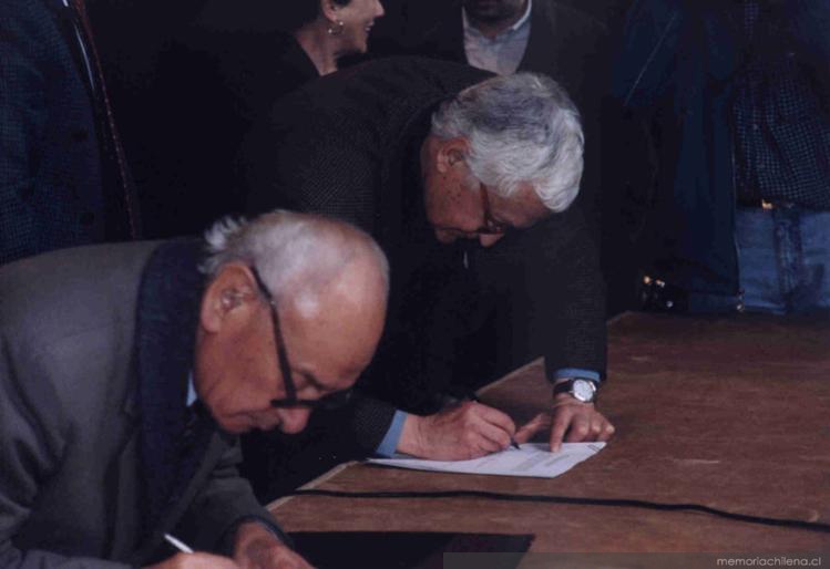 Miguel Arteche en la Sala Ercilla de la Biblioteca Nacional, 2000