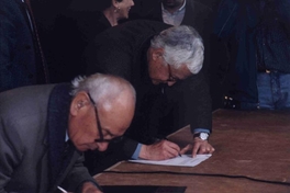 Miguel Arteche en la Sala Ercilla de la Biblioteca Nacional, 2000