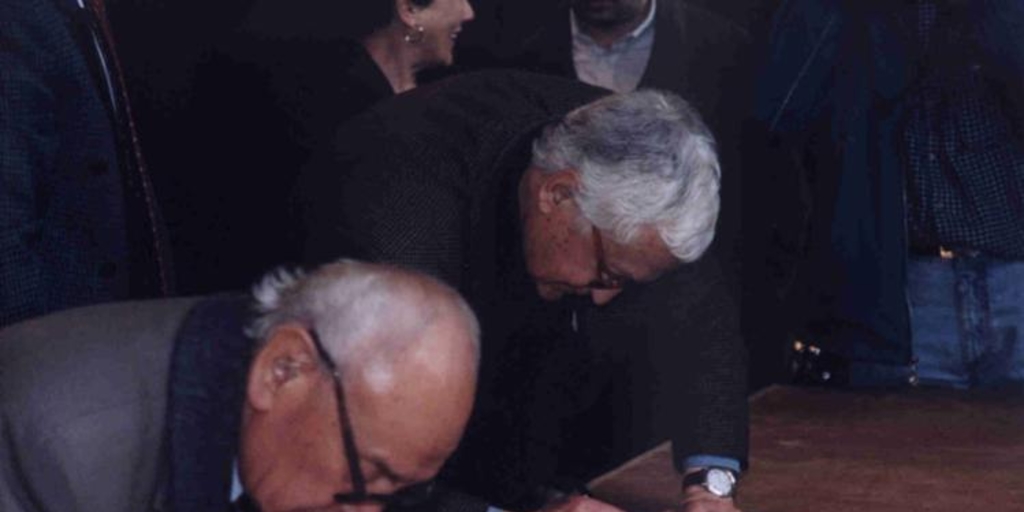 Miguel Arteche en la Sala Ercilla de la Biblioteca Nacional, 2000