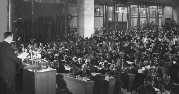 Fernando Santiván en el Congreso de la Paz, China, 1952