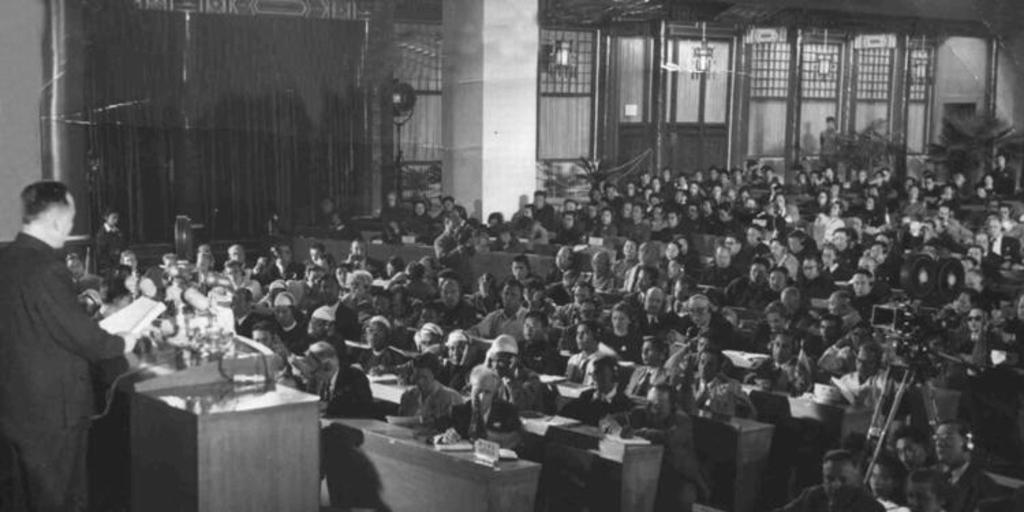 Fernando Santiván en el Congreso de la Paz, China, 1952