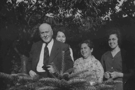 Fernando Santiván junto a su esposa Carmela Cárcamo y sus hijas Iris y Regina, 1963