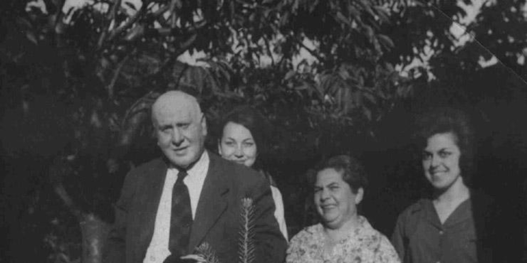 Fernando Santiván junto a su esposa Carmela Cárcamo y sus hijas Iris y Regina, 1963