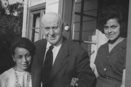 Fernando Santiván junto a sus hijas Iris y Regina, 1963