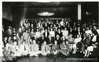 Manuel Rojas en el restaurante "El Lucerna", junto a destacados escritores nacionales, 1947