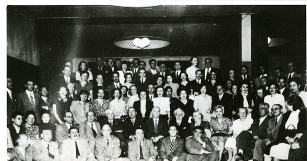 Manuel Rojas en el restaurante "El Lucerna", junto a destacados escritores nacionales, 1947