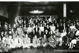 Manuel Rojas en el restaurante "El Lucerna", junto a destacados escritores nacionales, 1947