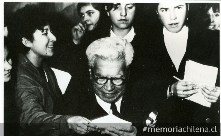 Manuel Rojas firmando autógrafos, hacia 1968