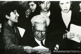 Manuel Rojas firmando autógrafos, hacia 1968