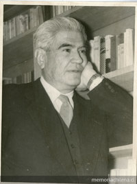 Manuel Rojas en su biblioteca, hacia 1957