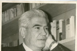 Manuel Rojas en su biblioteca, hacia 1957