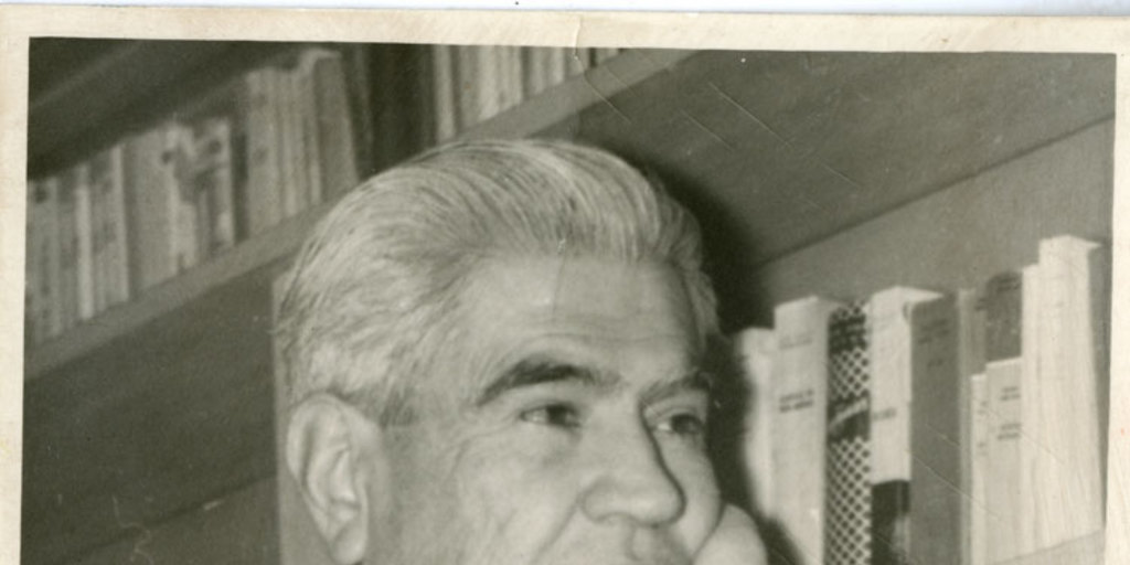 Manuel Rojas en su biblioteca, hacia 1957