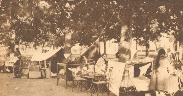 Terremoto de Talca el 1 de diciembre de 1928 : familias pernoctando en la Alameda, por haber caído sus viviendas