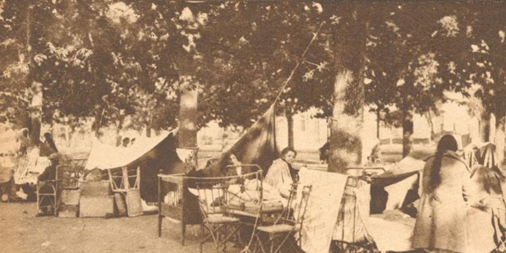 Terremoto de Talca el 1 de diciembre de 1928 : familias pernoctando en la Alameda, por haber caído sus viviendas