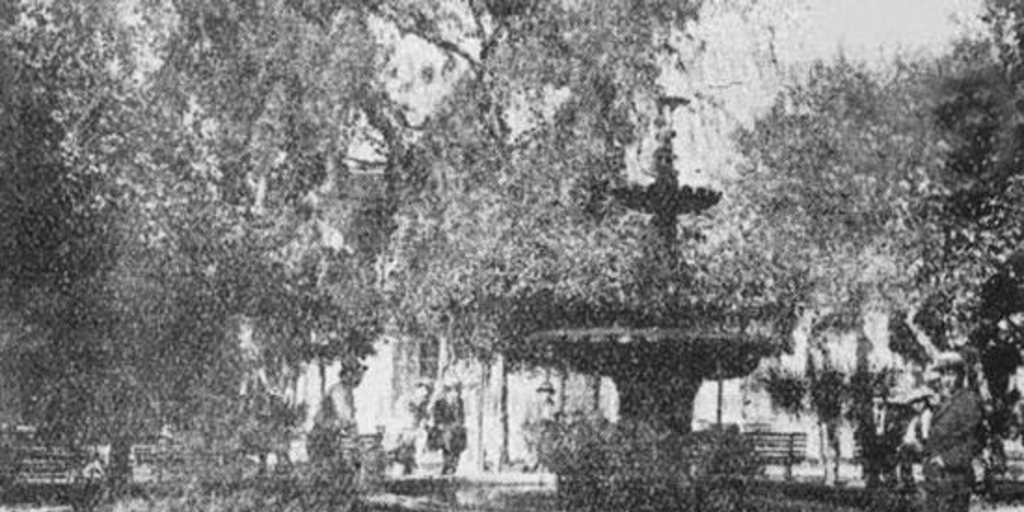 Fuente en la Plaza principal de Arica, hacia 1920