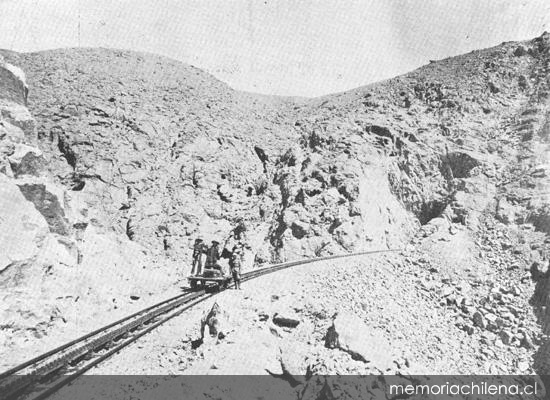 Ferrocarril de Arica a La Paz : volandra traficando en la cremallera, hacia 1913