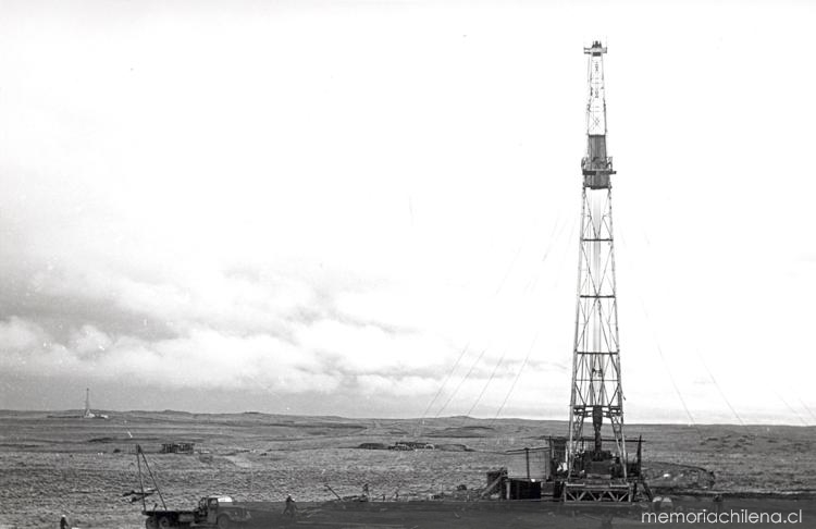 Maquinaria en plataforma petrolera en Tierra del Fuego