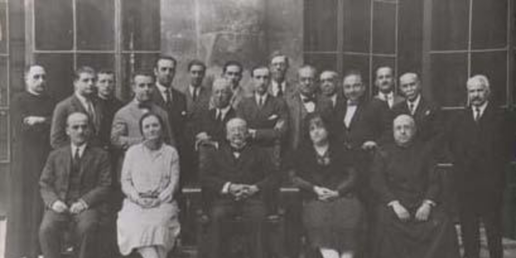 José Toribio Medina con el personal superior del Archivo General de Indias e investigadores de diversos países americanos, Sevilla, 10 de octubre de 1928