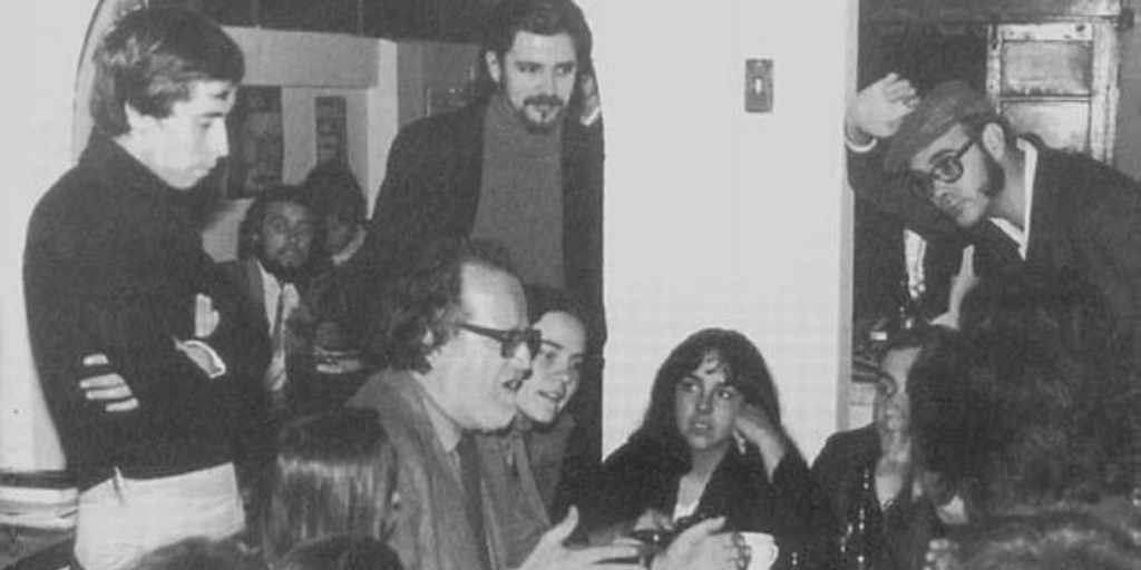 Encuentro de José Donoso con los estudiantes, organizado por la ACU