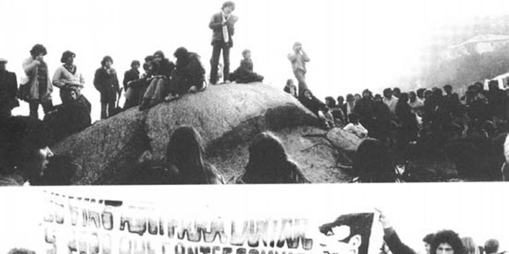 Uno de los homenajes que la ACU le rindió a Neruda en Isla Negra a fines de los '70