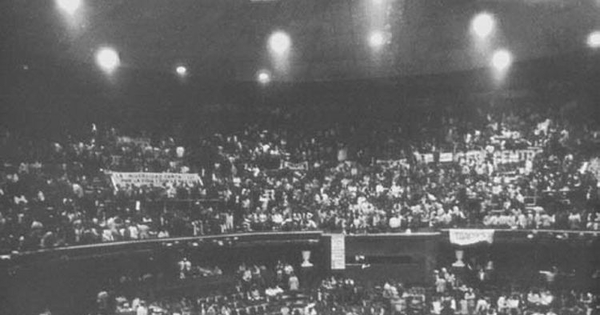 El Caupolicán durante la final del IV Festival de Música Universitaria, 1980