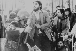 Estudiantes universitarios son reprimidos durante una manifestación en los años '80