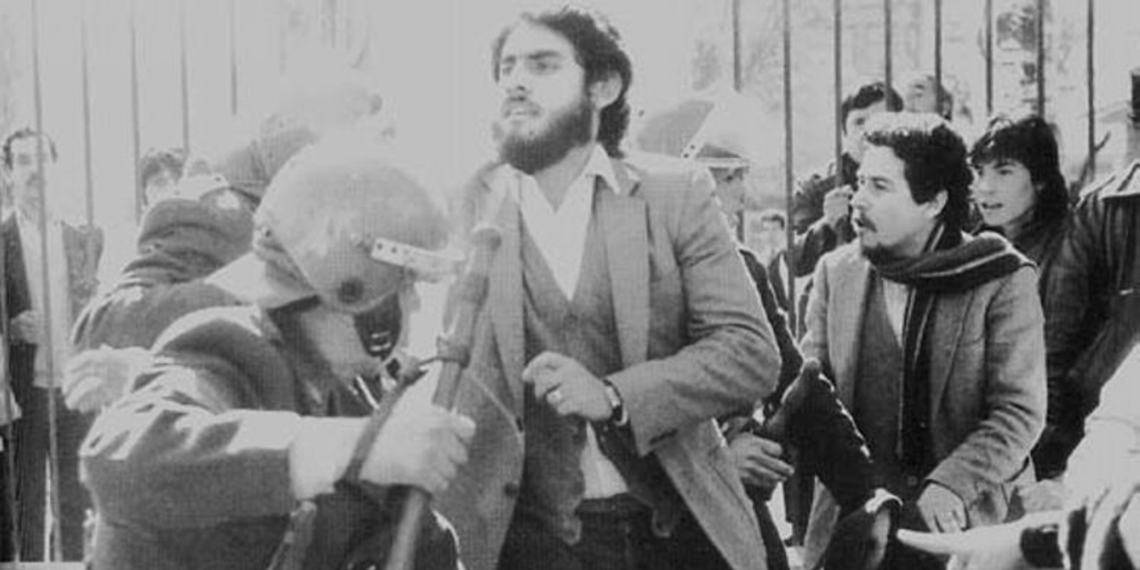 Estudiantes universitarios son reprimidos durante una manifestación en los años '80
