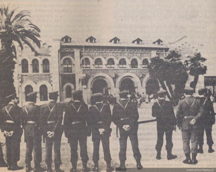 Carabineros rodea el Campus Oriente de la Universidad Católica durante una jornada de protesta a principios de los años '80