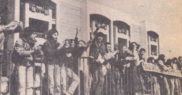 Manifestantes del Campus Macul de la Universidad de Chile en los años '80