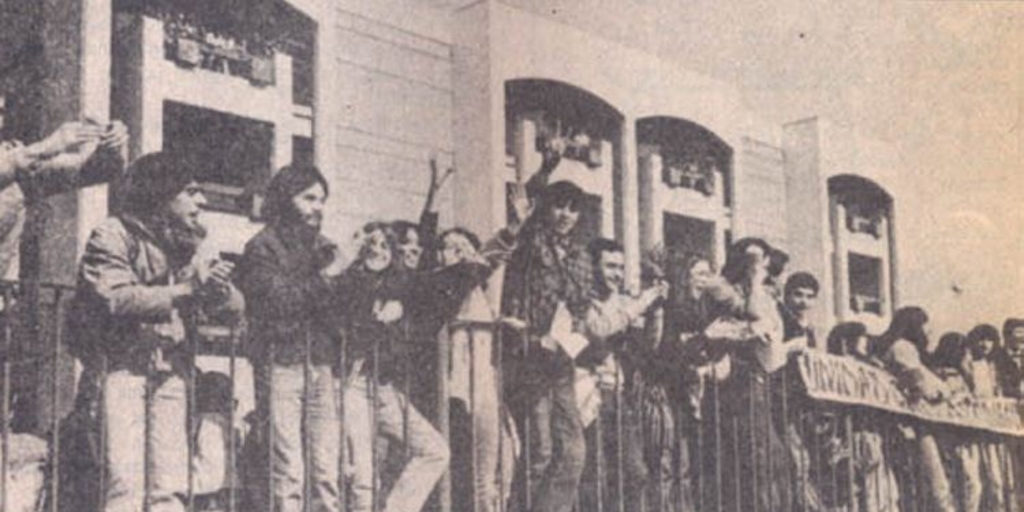 Manifestantes del Campus Macul de la Universidad de Chile en los años '80