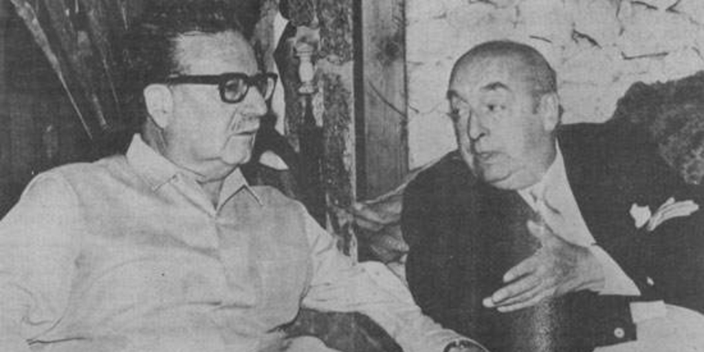 Pablo Neruda junto al presidente Salvador Allende, en el último cumpleaños del poeta, 1973