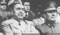 Pablo Neruda junto al general Carlos Prats, durante el homenaje que se le hizo tras recibir el Nobel en 1971