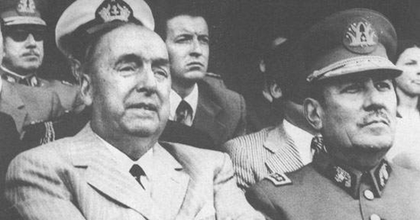 Pablo Neruda junto al general Carlos Prats, durante el homenaje que se le hizo tras recibir el Nobel en 1971