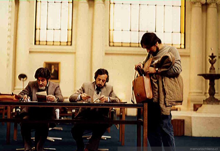 Los poetas Jaime Quezada y Floridor Pérez en el Salón Fundadores de la Biblioteca Nacional, hacia 1980