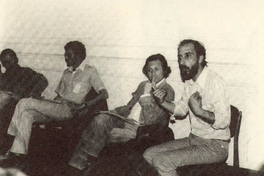 De izquierda a derecha: Alberto Pérez, Fernando Balcells, Francisco Brugnoli y Raúl Zurita, en la Galería de Arte Centro Imagen, 1979